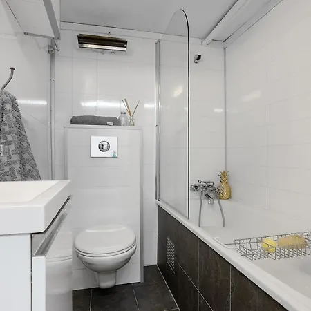 Big W/ A View And Parking Apartment