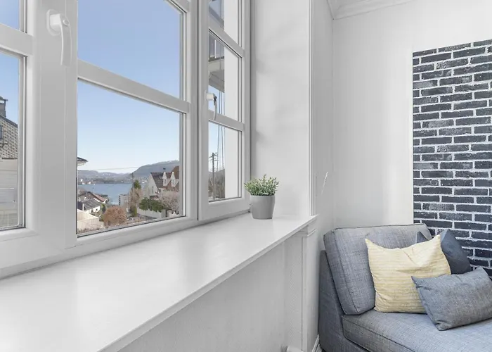 Big W/ A View And Parking Apartment *